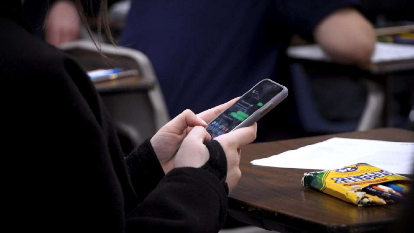  B.C. Teachers to Set Classroom Cellphone Rules Amid Government Push for Restrictions